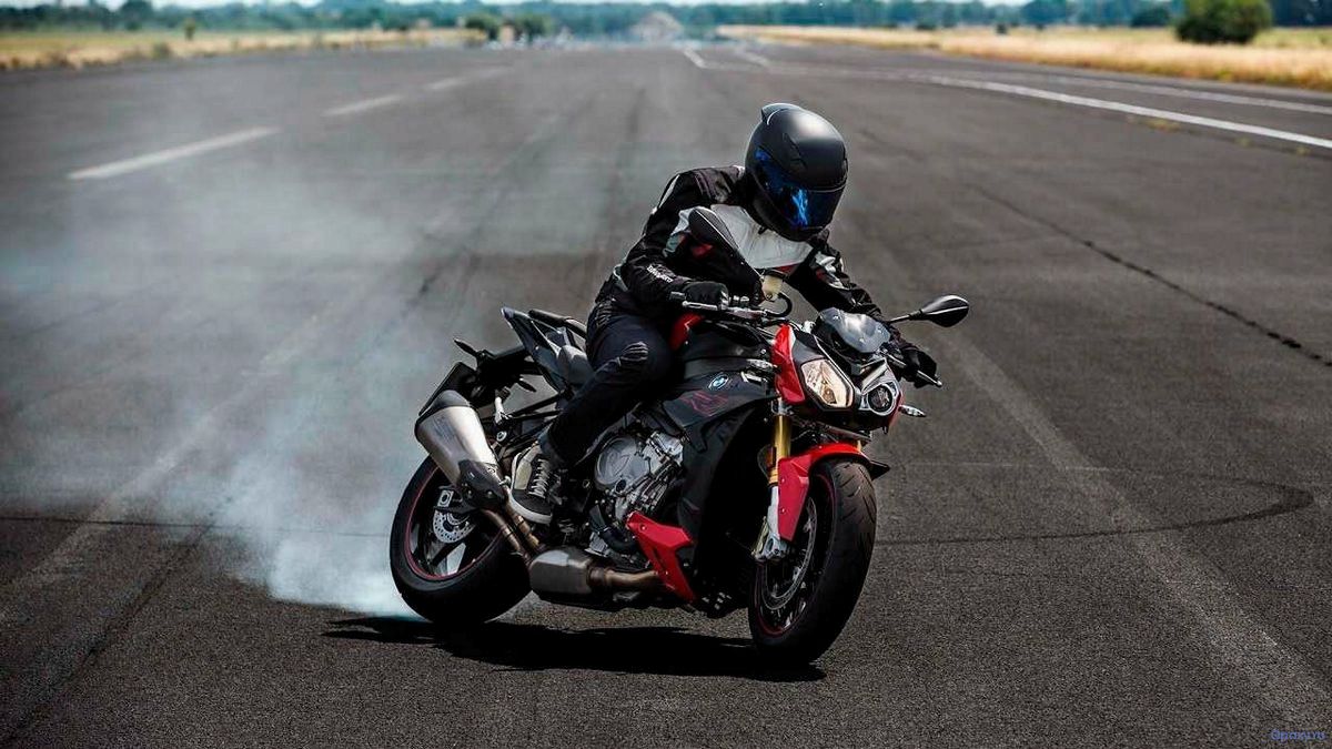 Обзор мотоцикла BMW S 1000 R 2017 года